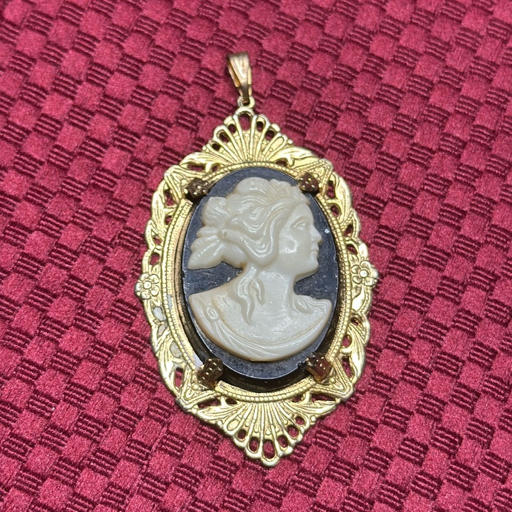 Vintage Very Old Black & White Cameo Gold Details Pendant Gold???